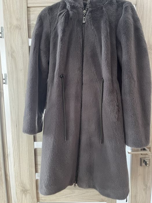 Продам пальто з еко-хутра.Ціна договірна