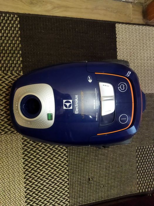 Пылесос ELECTROLUX с мешком для мусора 1800W.