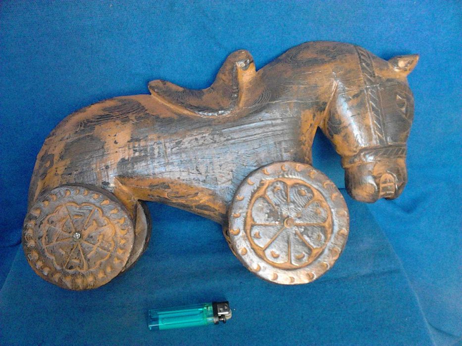 Cavalo com rodas em madeira talhada maciça
