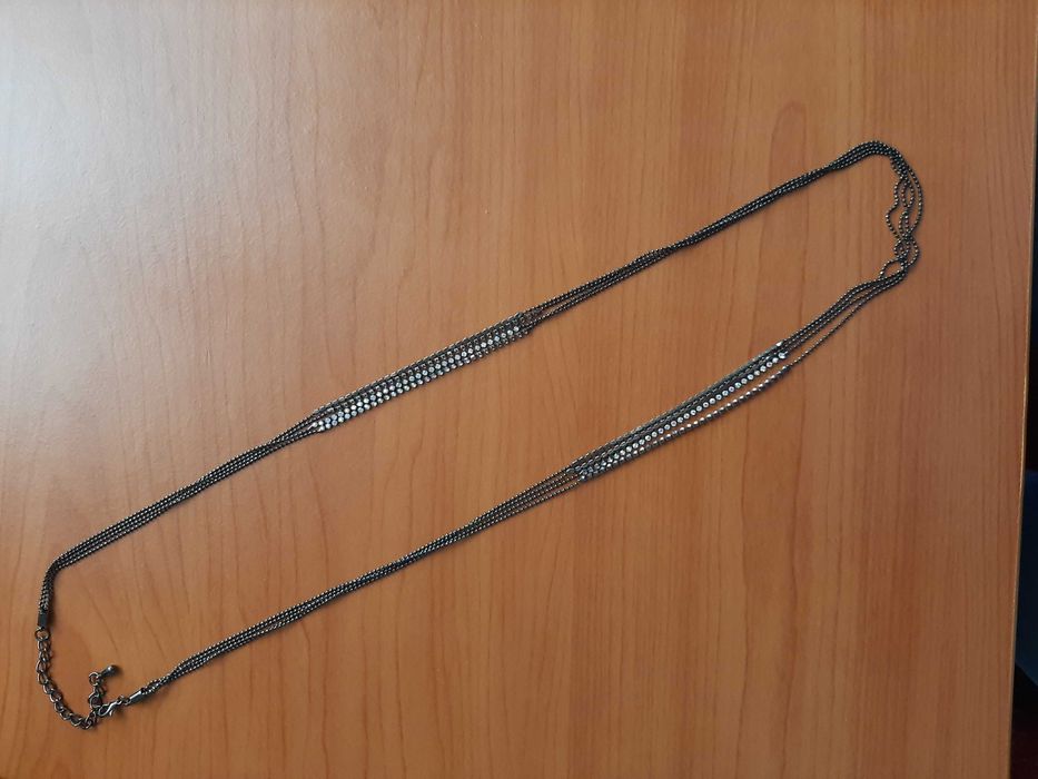 Seis colares novos ou pouco usados