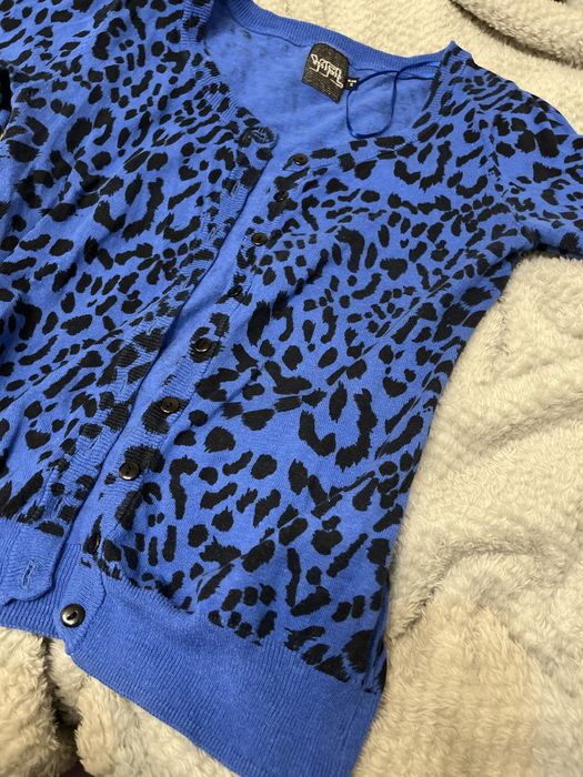 zapinany sweterek w panterke