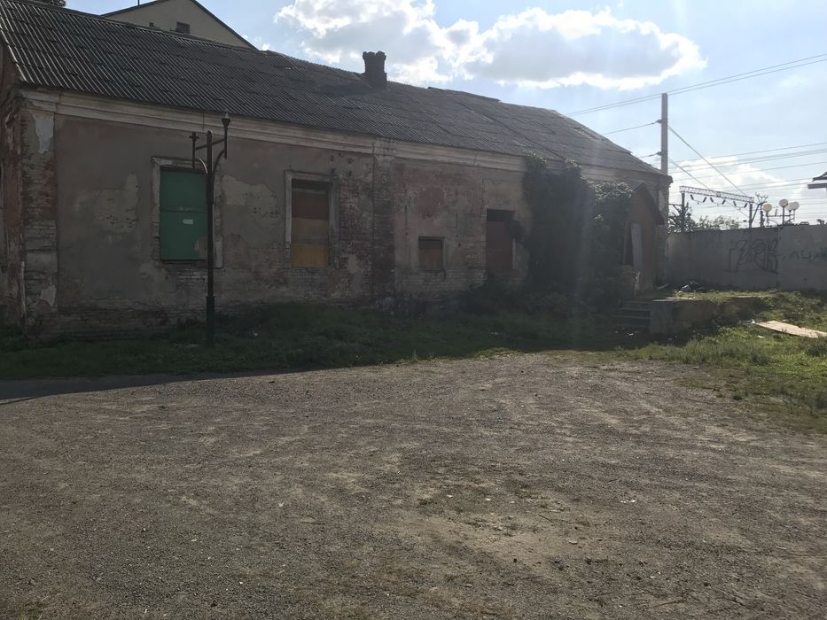 Нежитлова фасадна будівля під комерцію