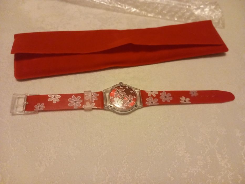 Zegarek czerwony w kwiaty wraz z oryginalnym opakowaniem i instrukcją