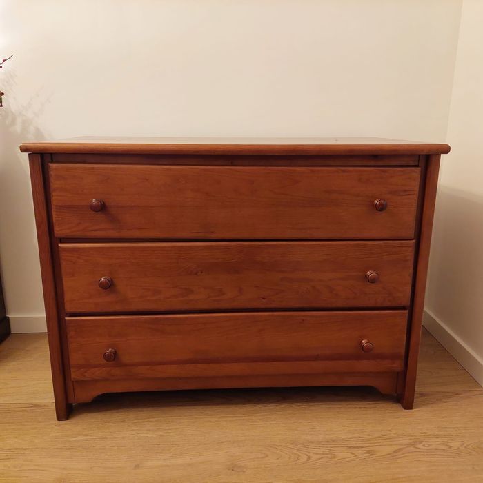 Cómoda em madeira maciça de cerejeira
 Altura 78 cm
Comprimento 1, 06