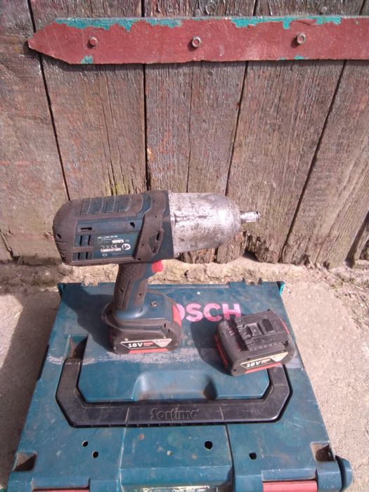 Sprzedam klucz udarowy Bosch+2 Aku i skrzynka
