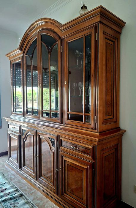 Aparador e cristaleira em madeira de cerejeira – estilo tradicional