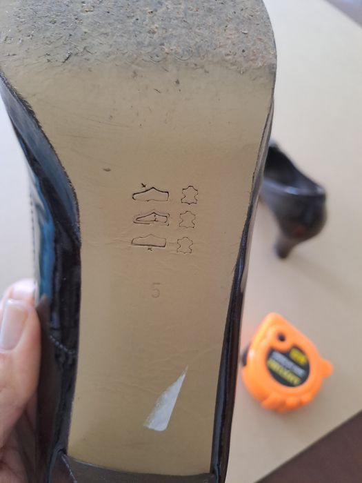 Sapatos verniz castanho escuro