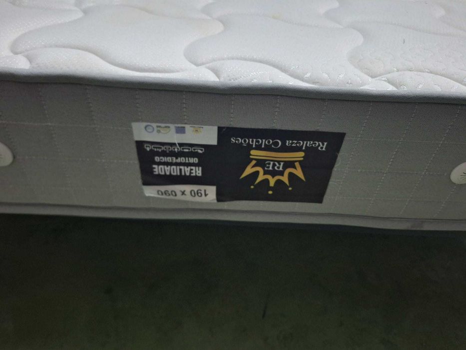 Estrado de ripas 190x90 com pés amovíveis + colchão – usado, como novo