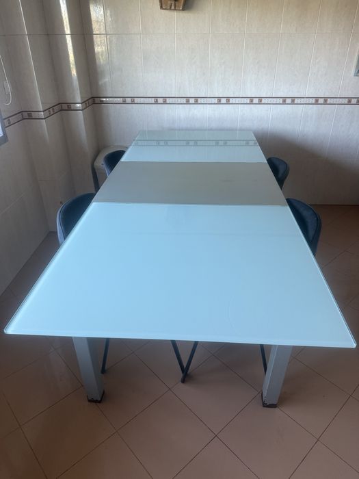 Mesa extensivel com tampo de vidro
