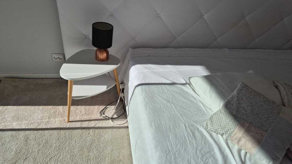 Cama king size 200x180 cm com cabeceira de 3 m – em ótimo estado.