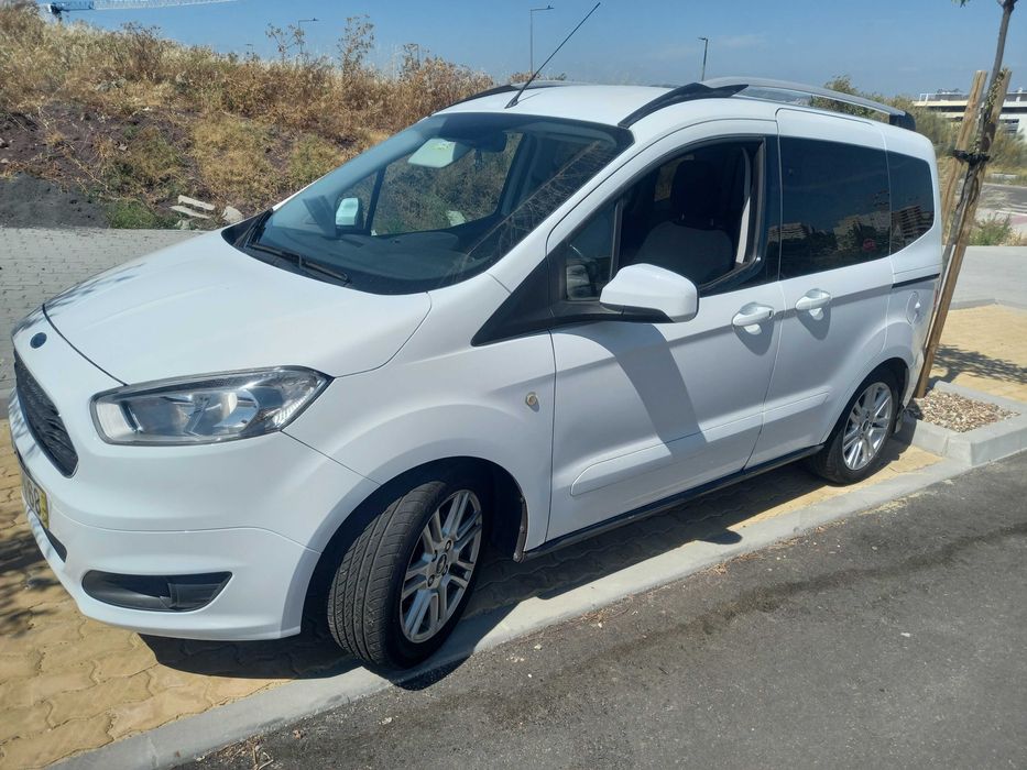 Ford Tourneo Courier 1.0 EcoBoost Titanium