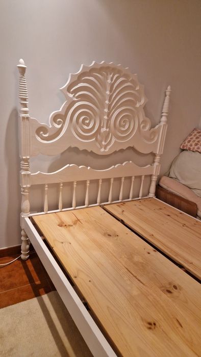 Cama  branca em madeira