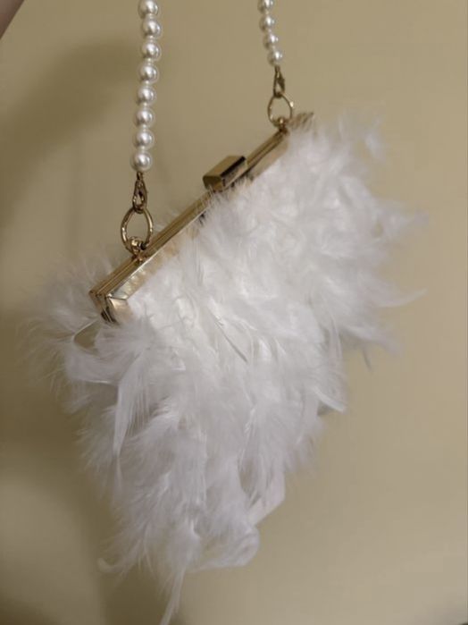 Biała kopertówka z piórami