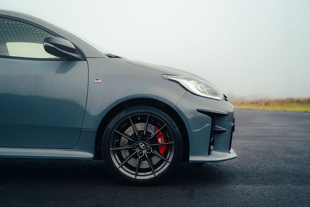 Wynajem Toyota GR Yaris Eventuri wypożyczalnia samochodów