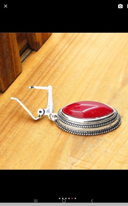 Conjunto colar e brincos prateado com pedra vermelha raiada