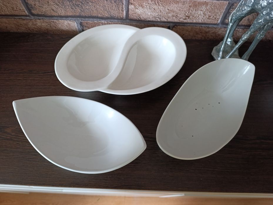 Trzy misy o nieregularnych kształtach