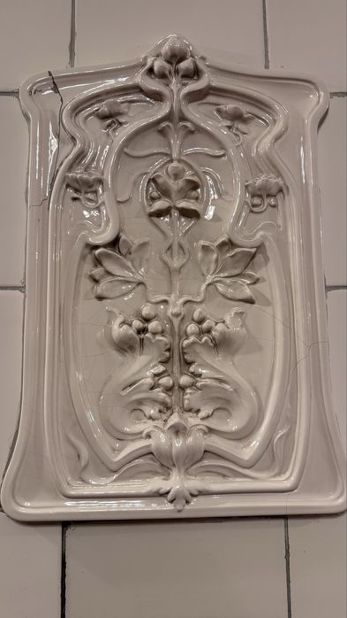 Piec kaflowy stojący – klasyczny, kompletny, jasne kafle