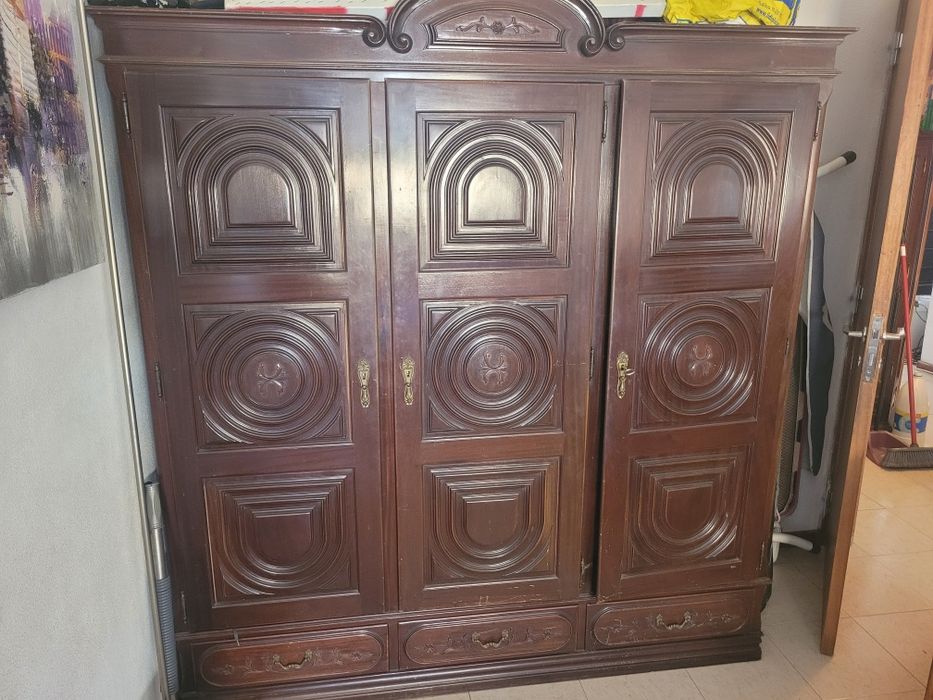 Guarda roupa de mogno