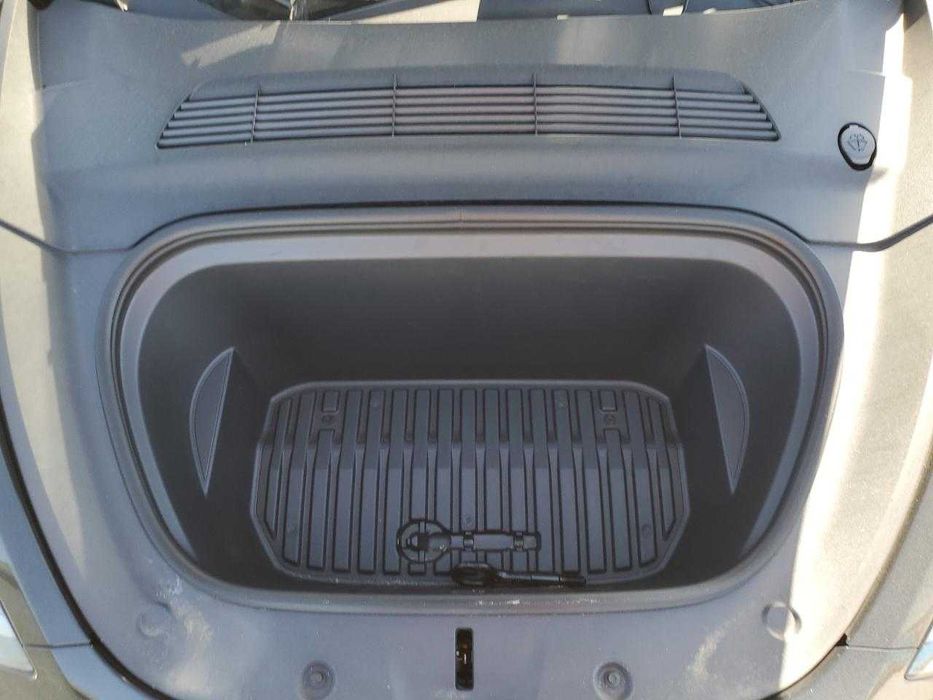 Електричний кросовер Tesla Model Y 2024 з США