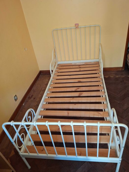 Cama Ikea extensível de criança branca em metal