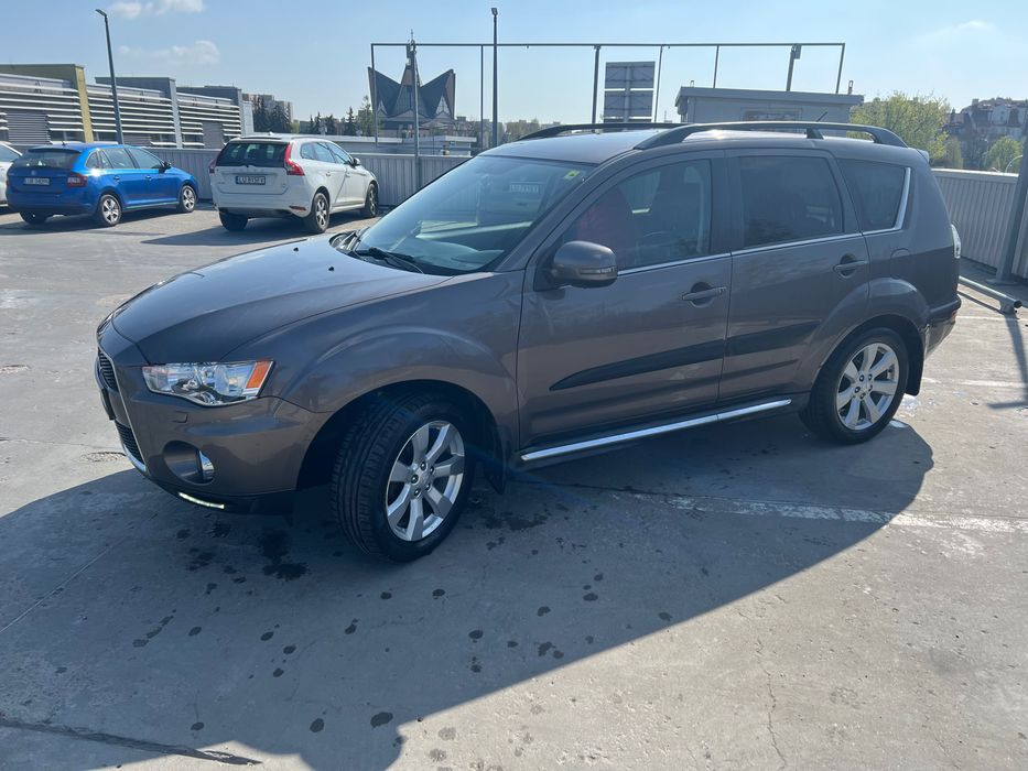 Samochód Mitsubishi outlander