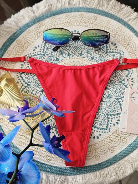 Seksowne stringi damskie z serduszkami.