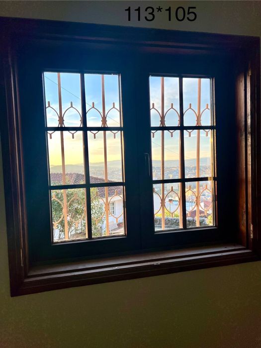 Conjunto de janelas e portas em PVC REHAU – castanho madeira