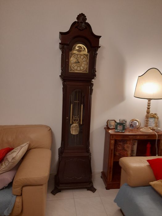 Relógio de pé alto,em madeira com todos os toques que este tipo de Reb