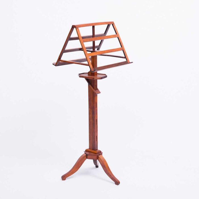 Bíblia Sagrada e Suporte em Madeira