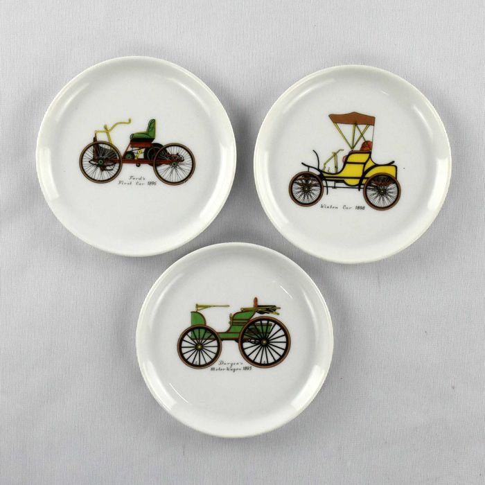 Conjunto 3 pequenos pratos porcelana Europeia, desenhos carros antigos
