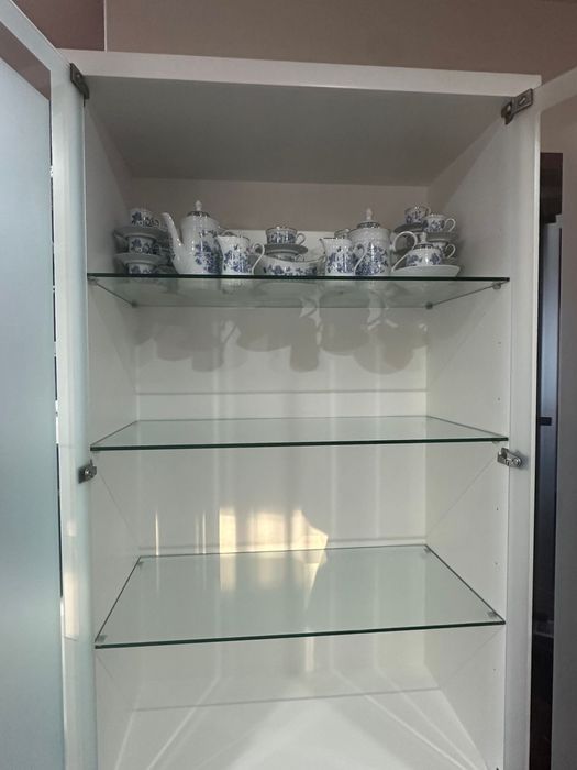 Movel branco com portas de vidro