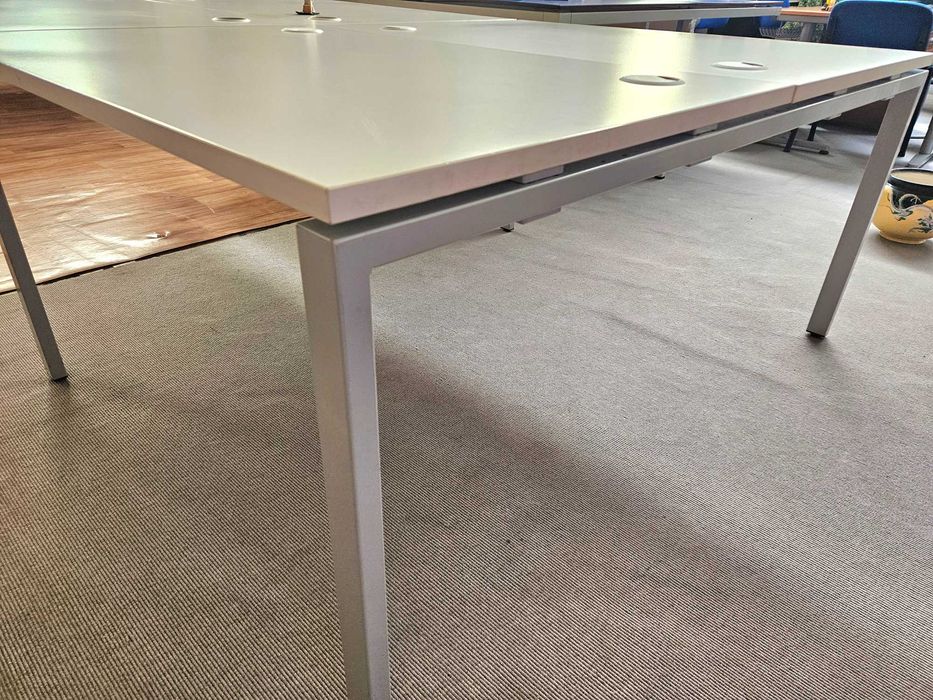 Mesa de reunião ou ilha com quatro postos de trabalho - óptimo estado geral