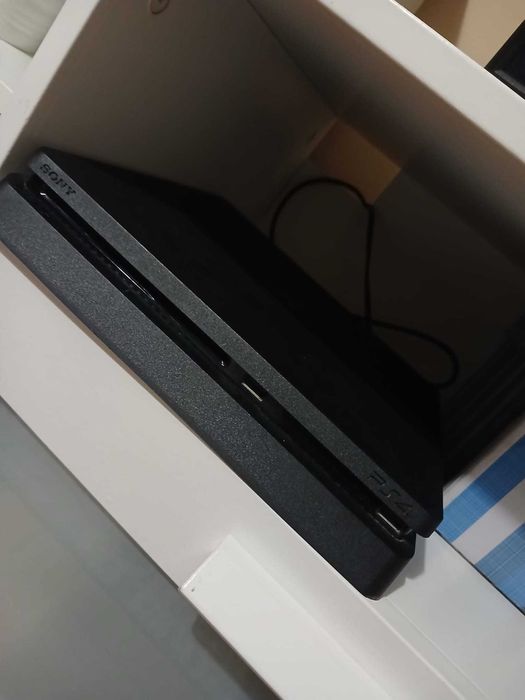PS4 1TB + 2 Comandos + 8 Jogos