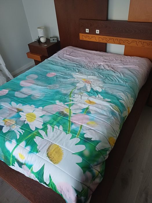 Vendo cama de casal em madeira com muita arrumação
