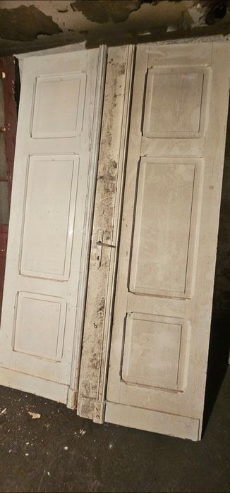 Stare drzwi z kamienicy