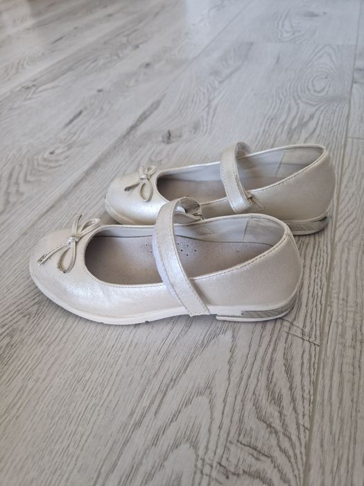 eleganckie buty kremowo srebrne 31