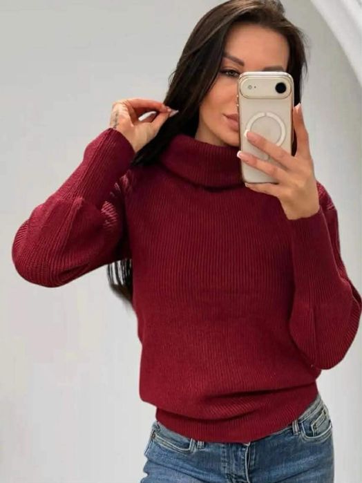 Elegancki czerwony sweter z golfem