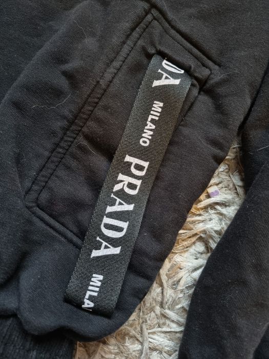 Czarna bluza z kapturem na zamek Prada krótka