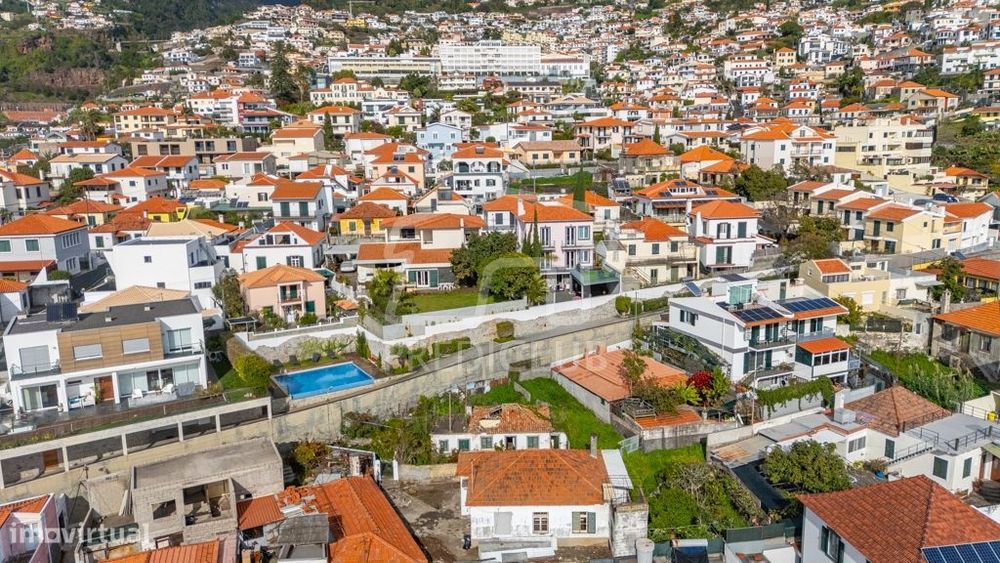 Prédio Urbano Terreo  com Projecto Aprovado - Funchal