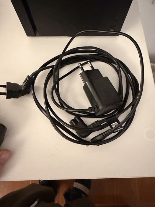 Xbox Series X 1TB Preta + Carregador Comandos + Decoracao Nuvens