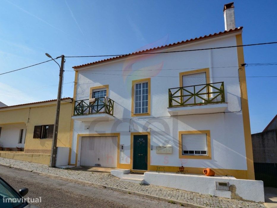 Prédio Com Três Apartamentos