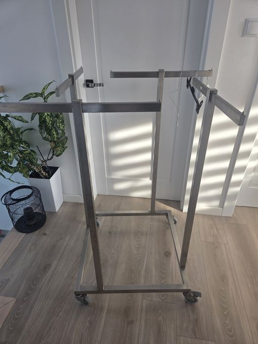 Wieszak metalowy na ubrania