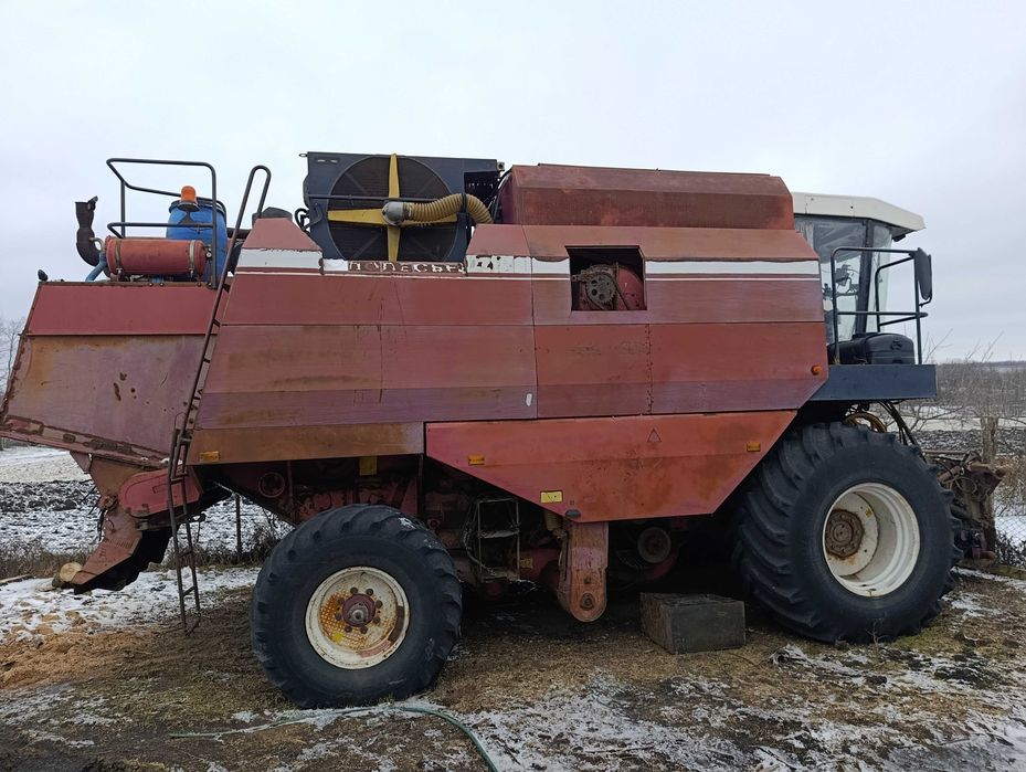 Комбайн Полесьє 1218