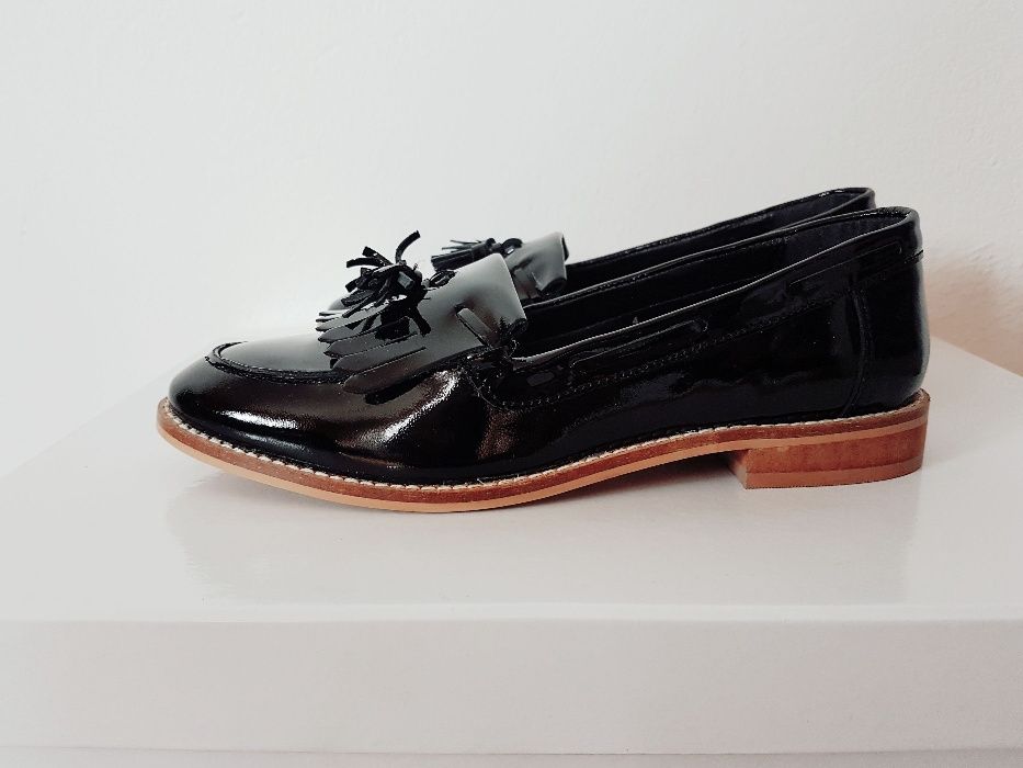 Modne lakierowane buty marki Asos Mokasyny