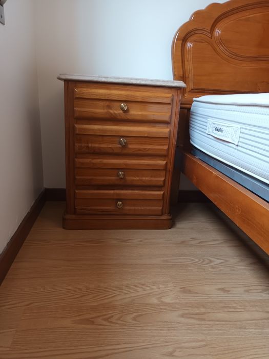 Cama de casal com 2 mesas cabeceira