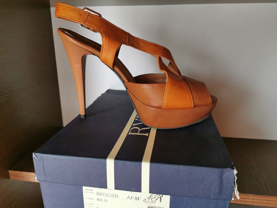 Buty skórzane Ryłko na koturnie z obcasem