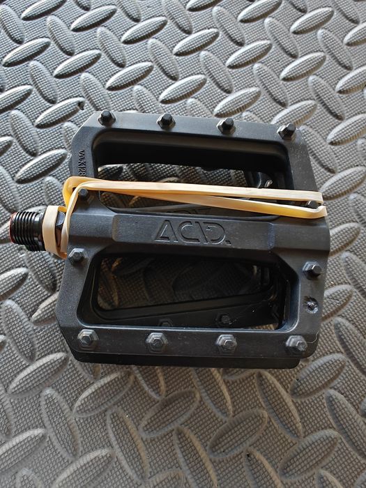 Pedais e punhos Cube