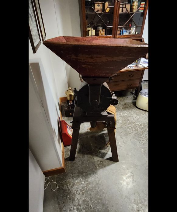 Moinho de Café Industrial Antigo em excelente estado.