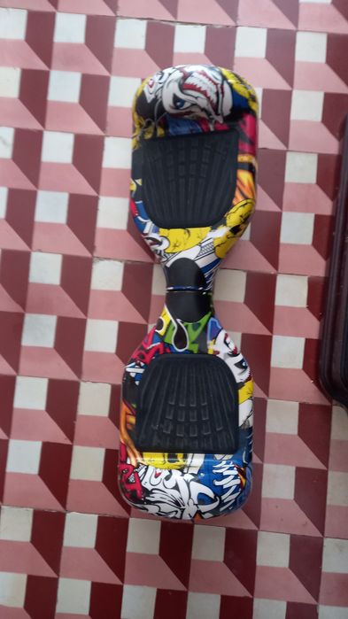 2 Hoverboards um colorido e um preto