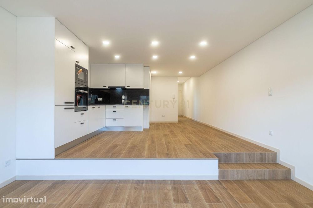 Apartamento T1 Remodelado e Mobilado no Primeiro Andar, Praia da Madal
